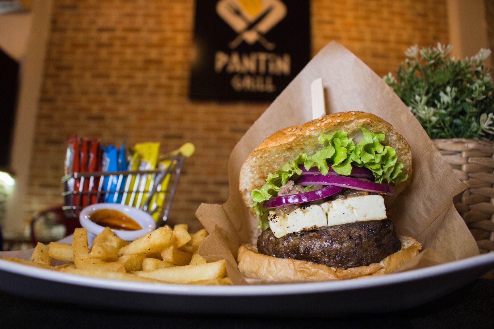 Canon EOS 100D (EOS Rebel SL1 / EOS Kiss X7) sample photo. Burger, barbecue, meat photography
