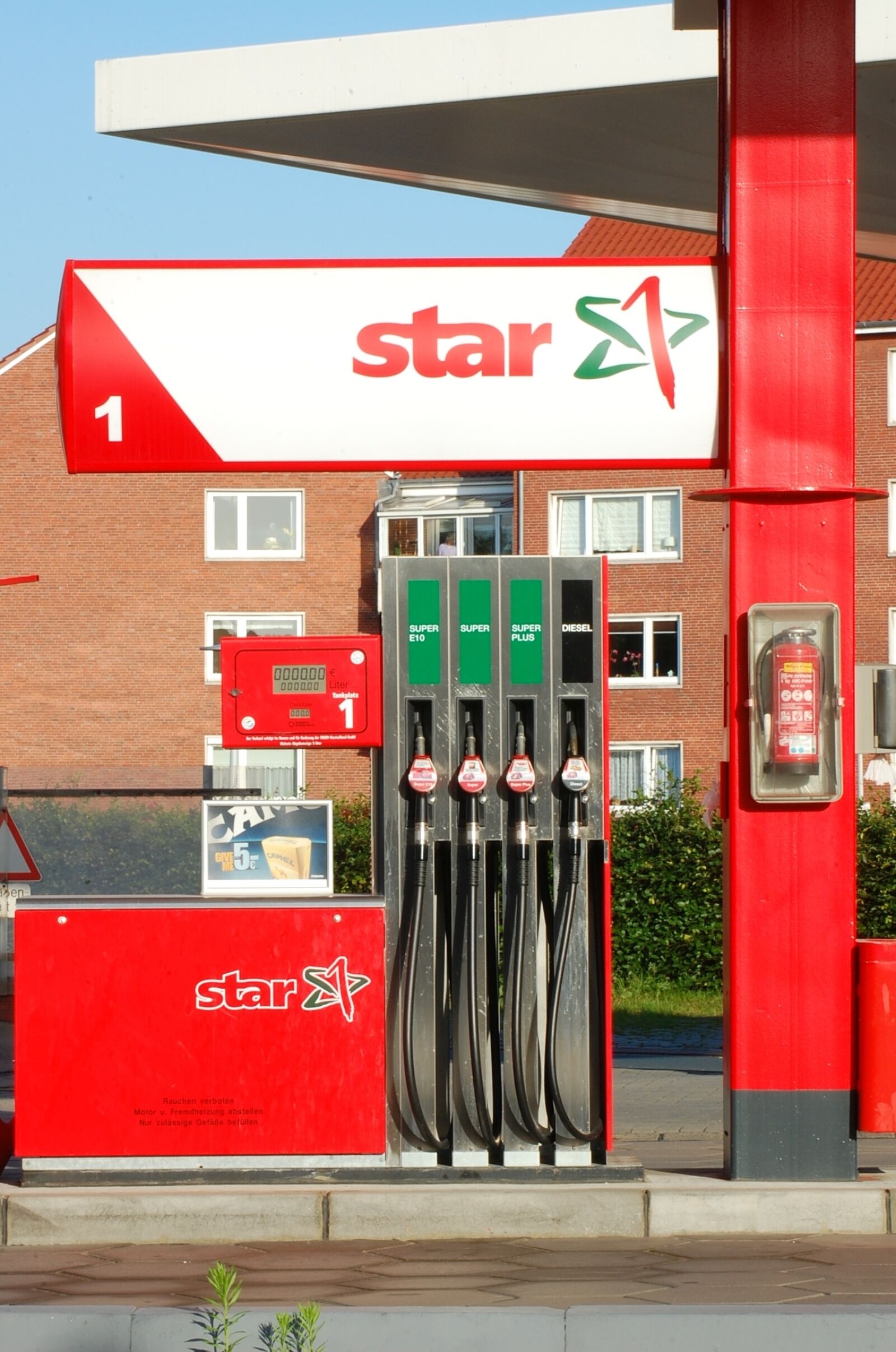 Nikon D40 sample photo. Petrol stations, red, traffic photography
