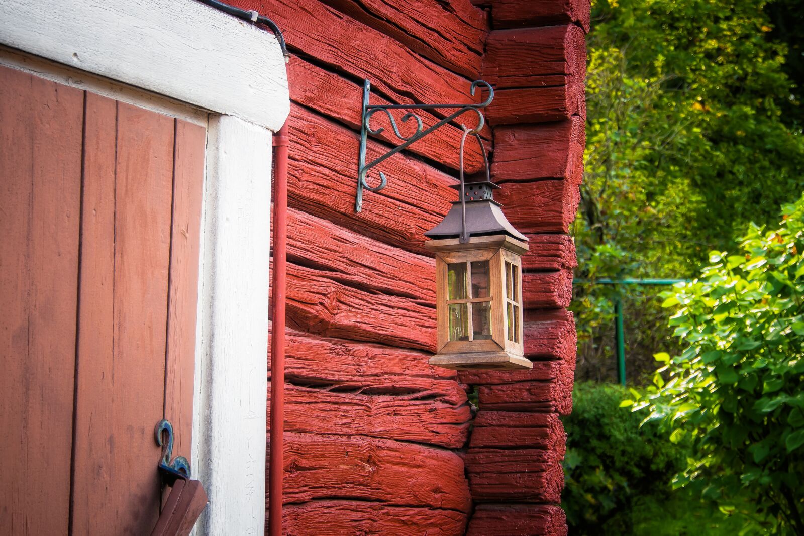 Olympus OM-D E-M5 sample photo. Lantern, door, cottage photography