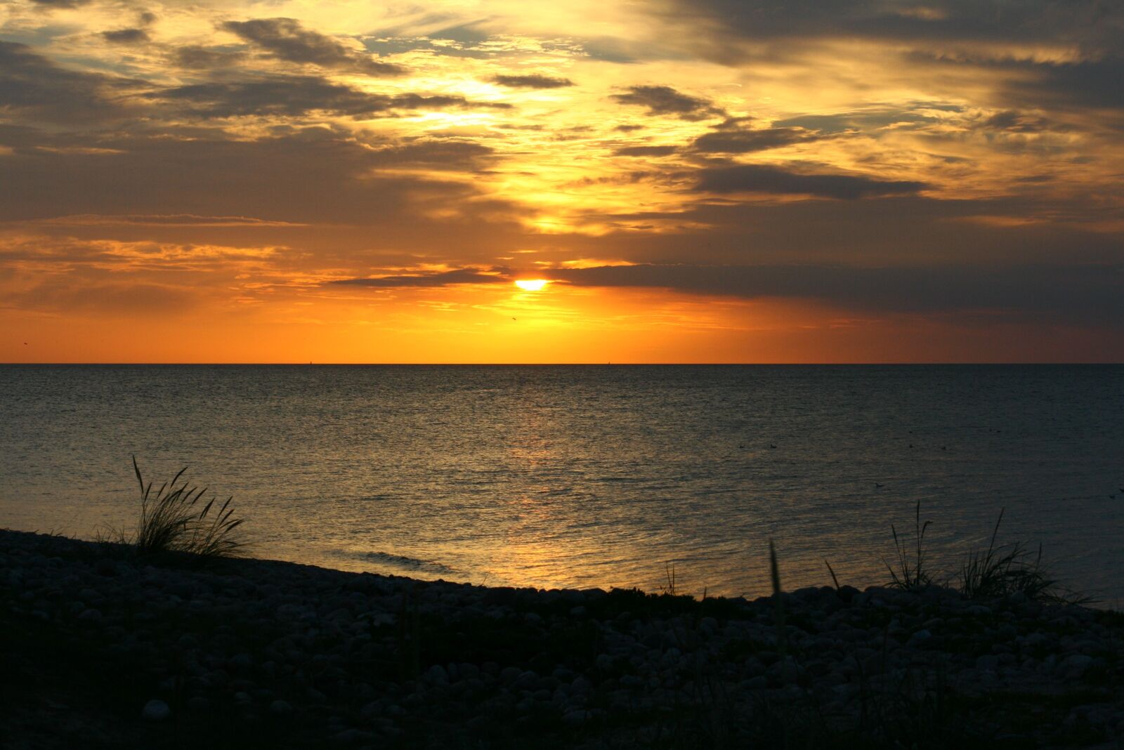 Canon EOS 400D (EOS Digital Rebel XTi / EOS Kiss Digital X) sample photo. Sunset, beach, sea photography
