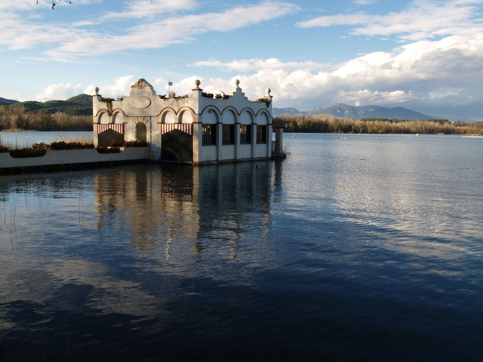 Olympus E-330 (EVOLT E-330) sample photo. Flat, lake, water photography