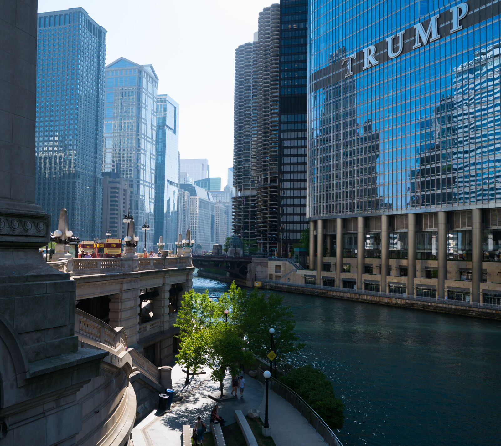 Panasonic Lumix DMC-G7 + LEICA DG SUMMILUX 15/F1.7 sample photo. Buildings, bus, chicago, corn photography