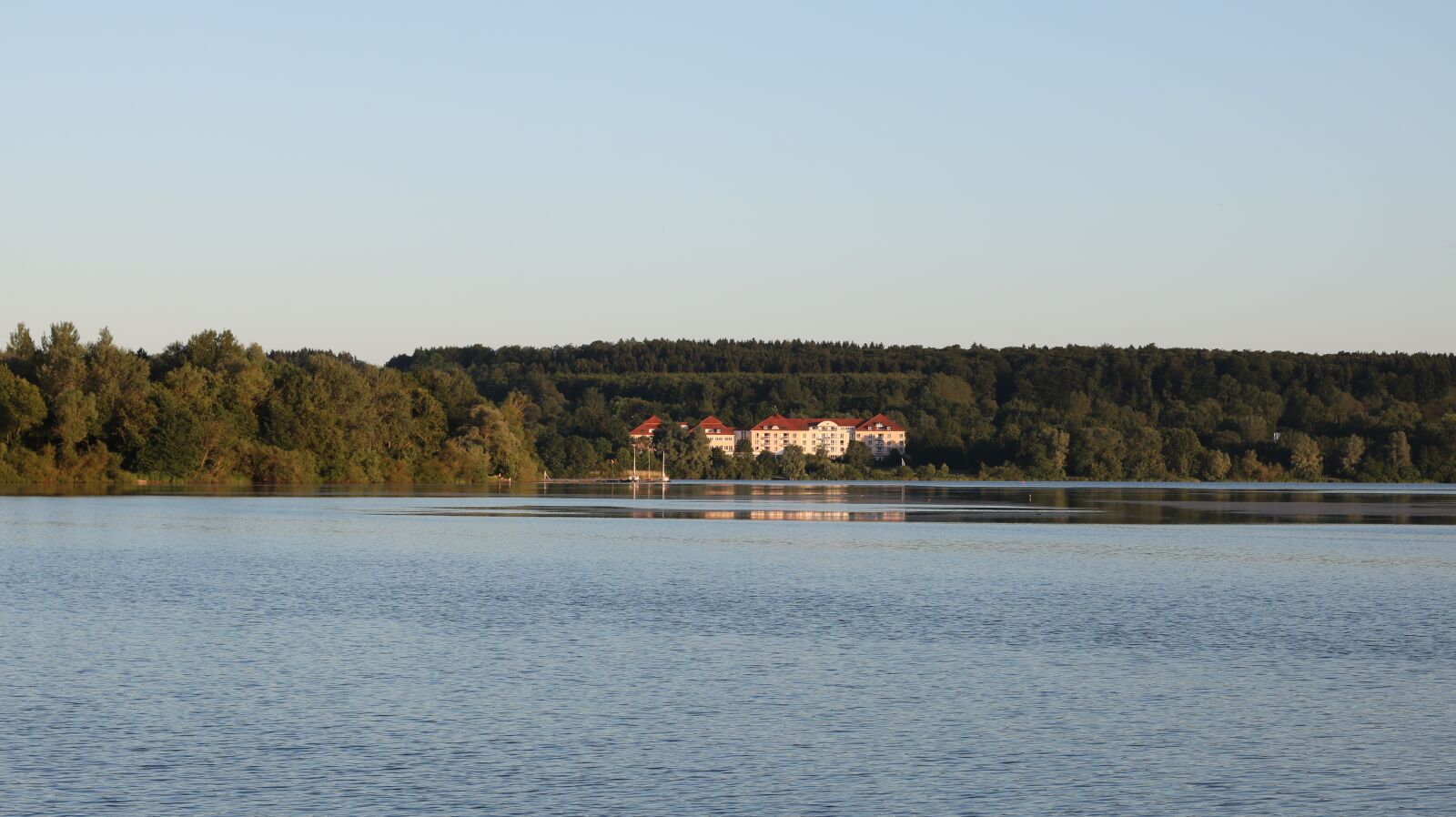 Canon EOS 760D (EOS Rebel T6s / EOS 8000D) + Canon EF 50mm F1.4 USM sample photo. Hotel am wiesensee, water photography