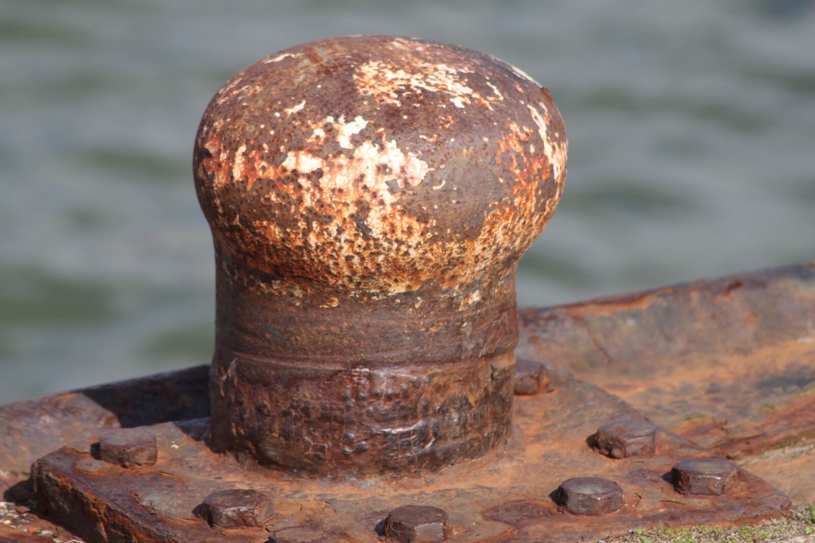 Canon EOS 500D (EOS Rebel T1i / EOS Kiss X3) sample photo. Bollard, rust, iron photography