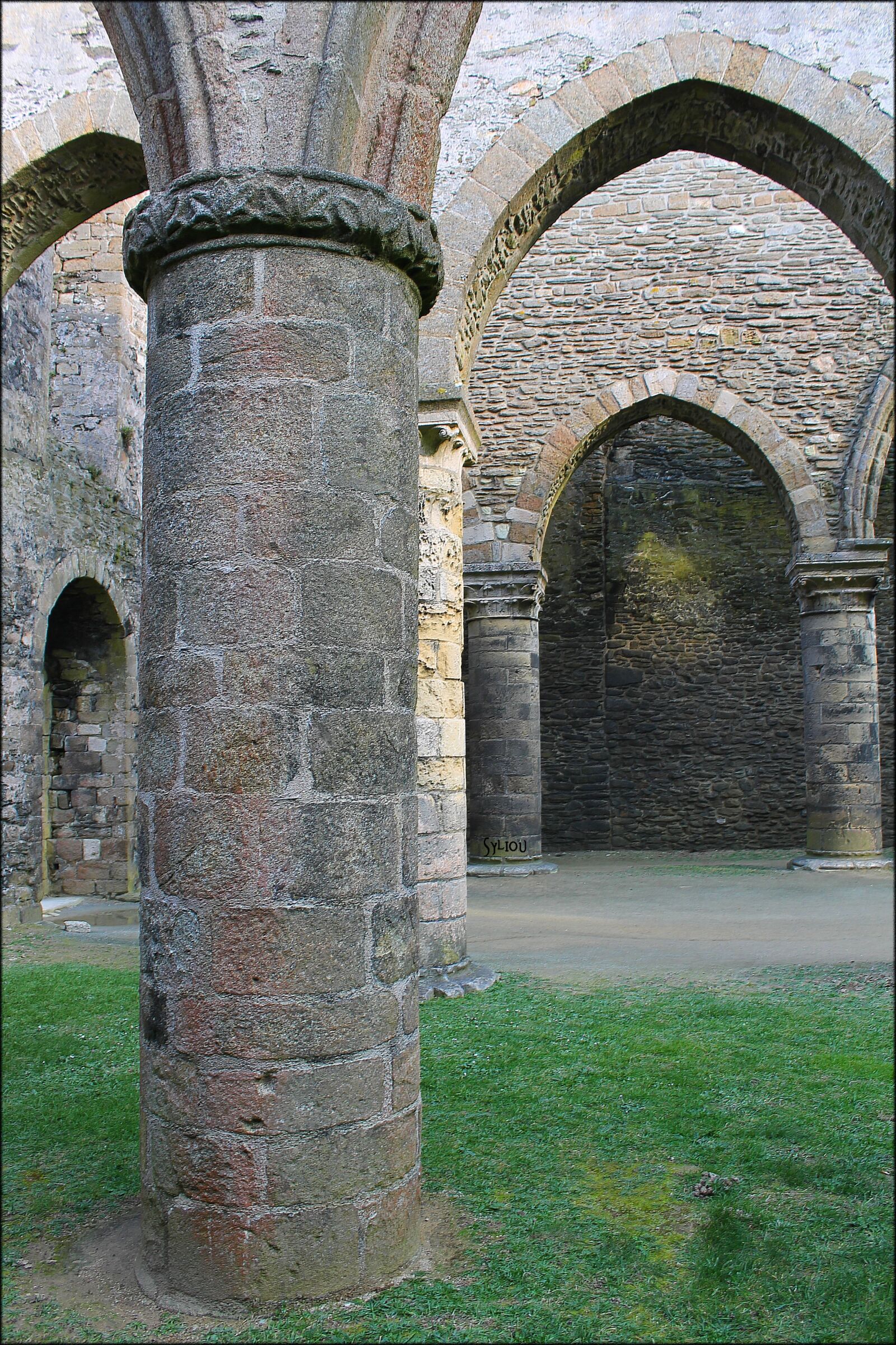 Canon EOS 1100D (EOS Rebel T3 / EOS Kiss X50) sample photo. Abbey, column, ruins photography