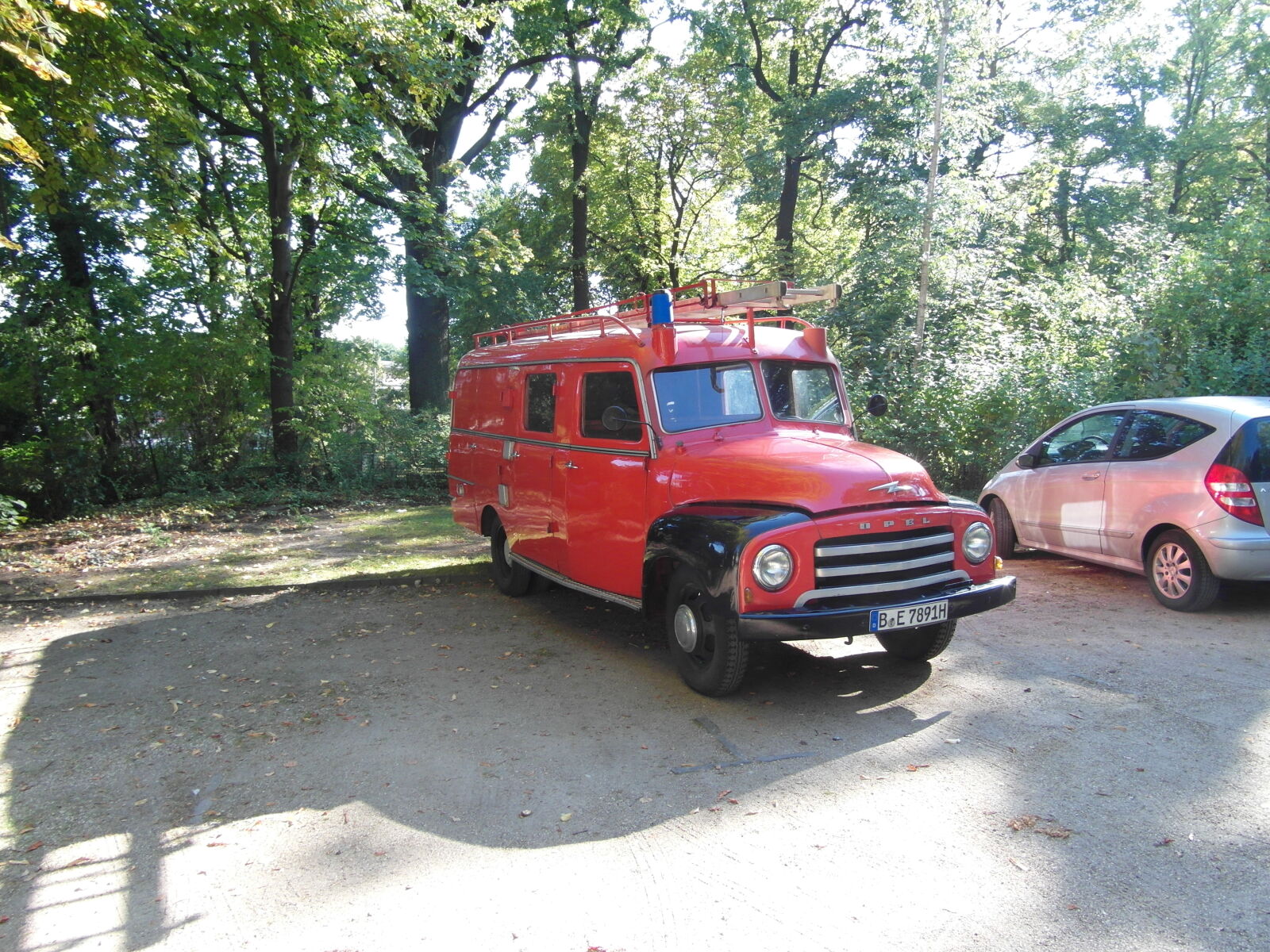 Samsung WB750 sample photo. Berlin, car, carriage, fire photography