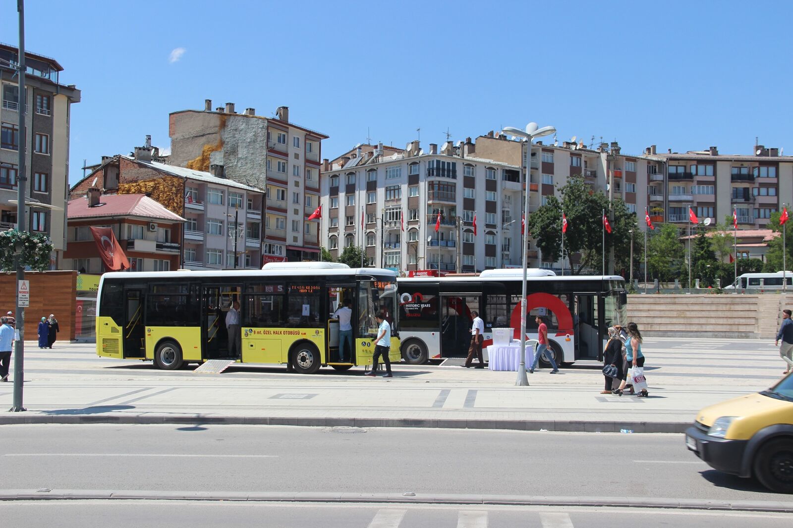 Canon EF-S 18-135mm F3.5-5.6 IS sample photo. Sivas, bus, promotion photography