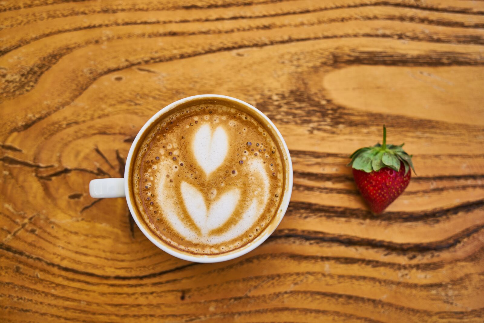 Sony a7R II sample photo. Latte, strawberry, the drink photography