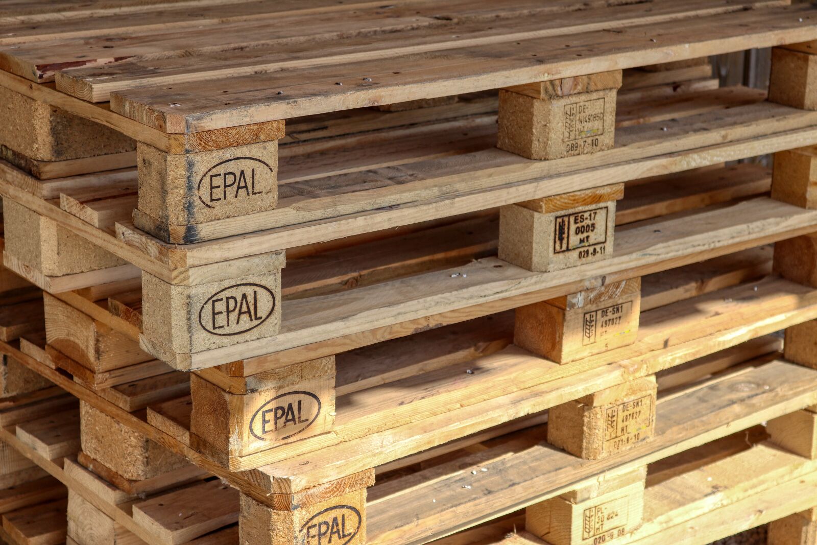 Canon EOS 80D sample photo. Pallets, wood, transport photography