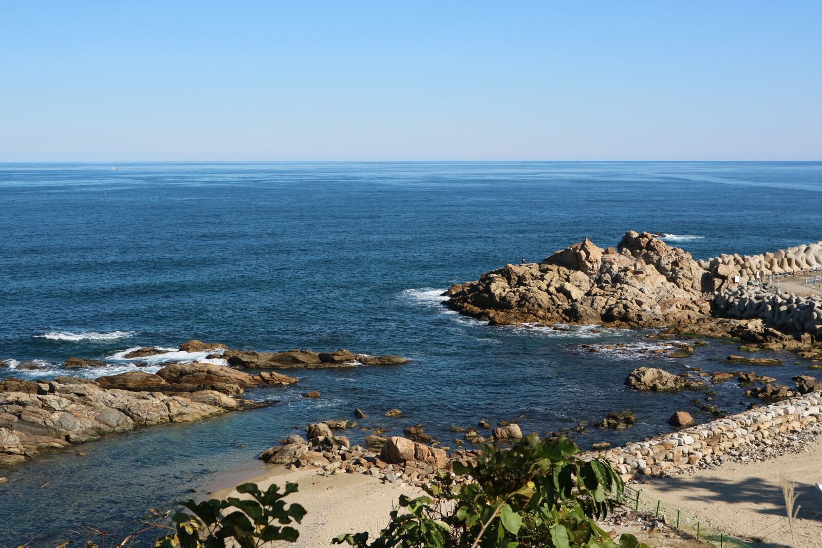 Canon EOS M3 sample photo. Naksansa, rock the beach photography