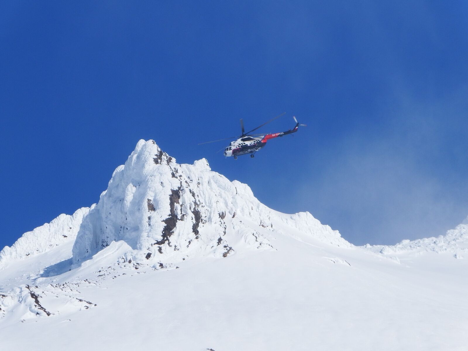 Fujifilm FinePix S1 sample photo. Helicopter, landing, mountains photography