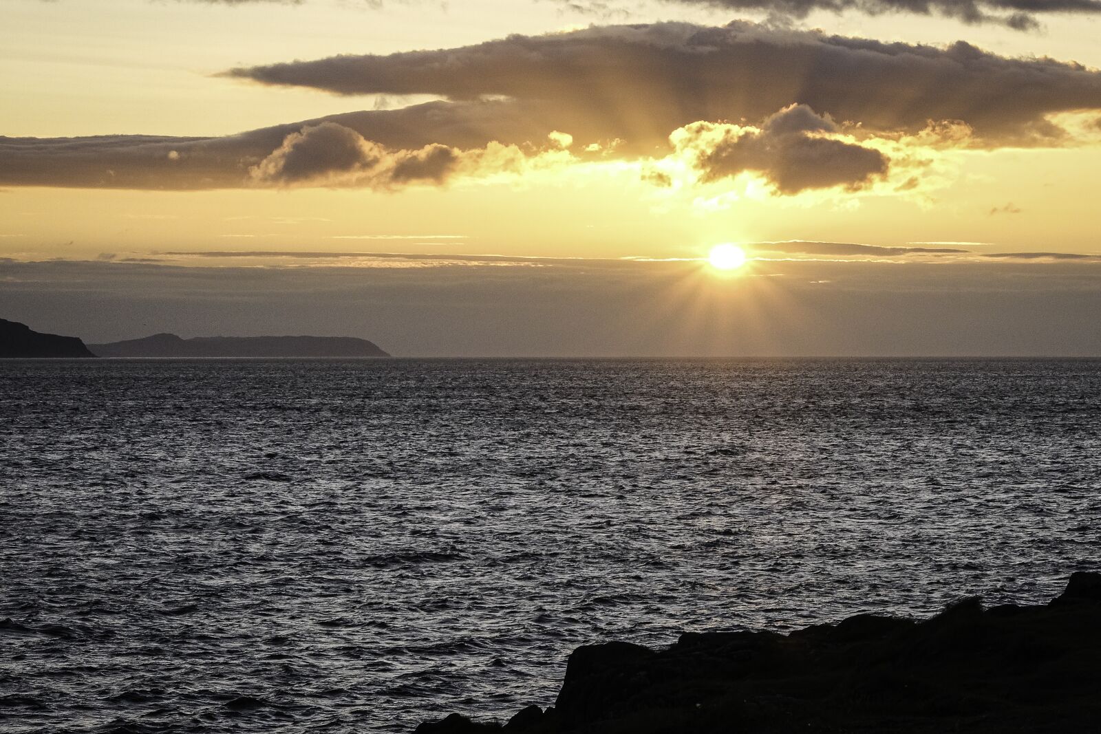 Fujifilm X-T30 + Fujifilm XF 55-200mm F3.5-4.8 R LM OIS sample photo. Sunset, sea, sky photography