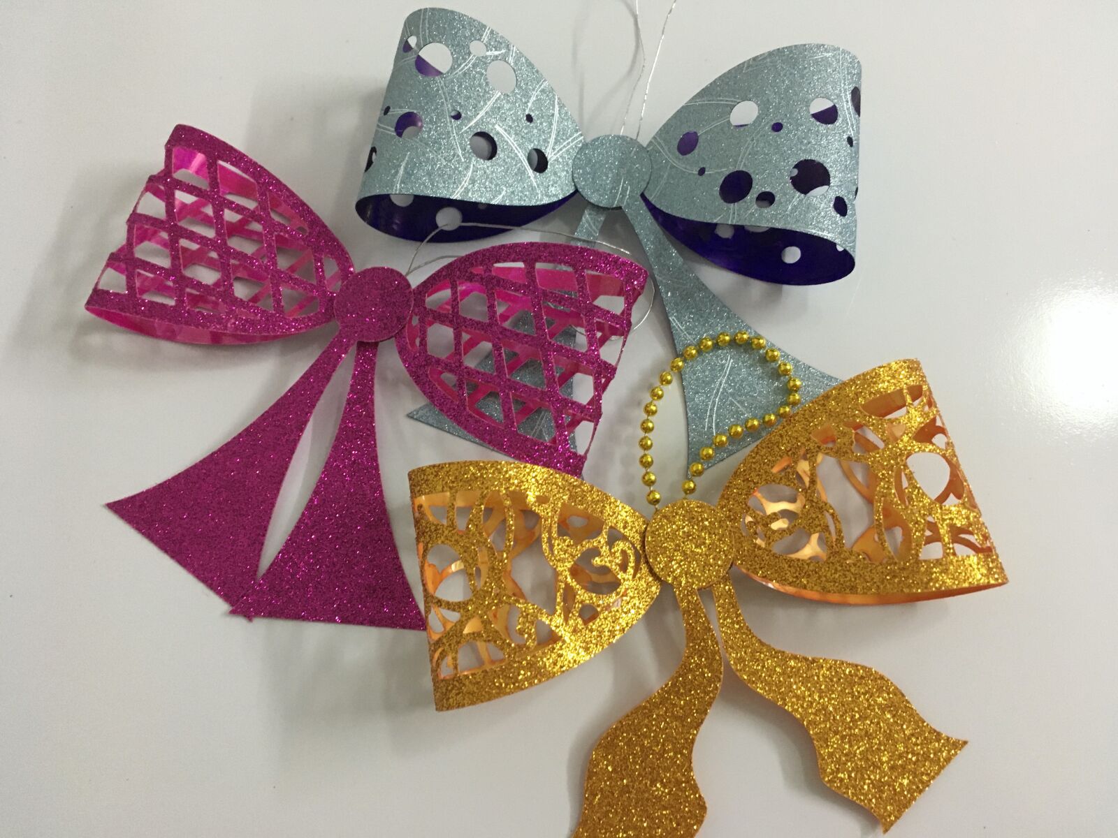 iPhone SE back camera 4.15mm f/2.2 sample photo. Christmas, bows, gift photography