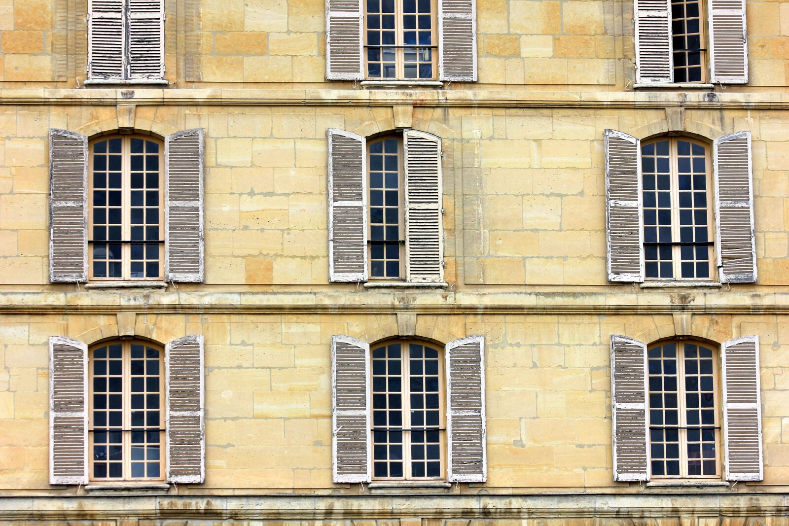 Canon EOS 550D (EOS Rebel T2i / EOS Kiss X4) sample photo. Building, window, pane photography