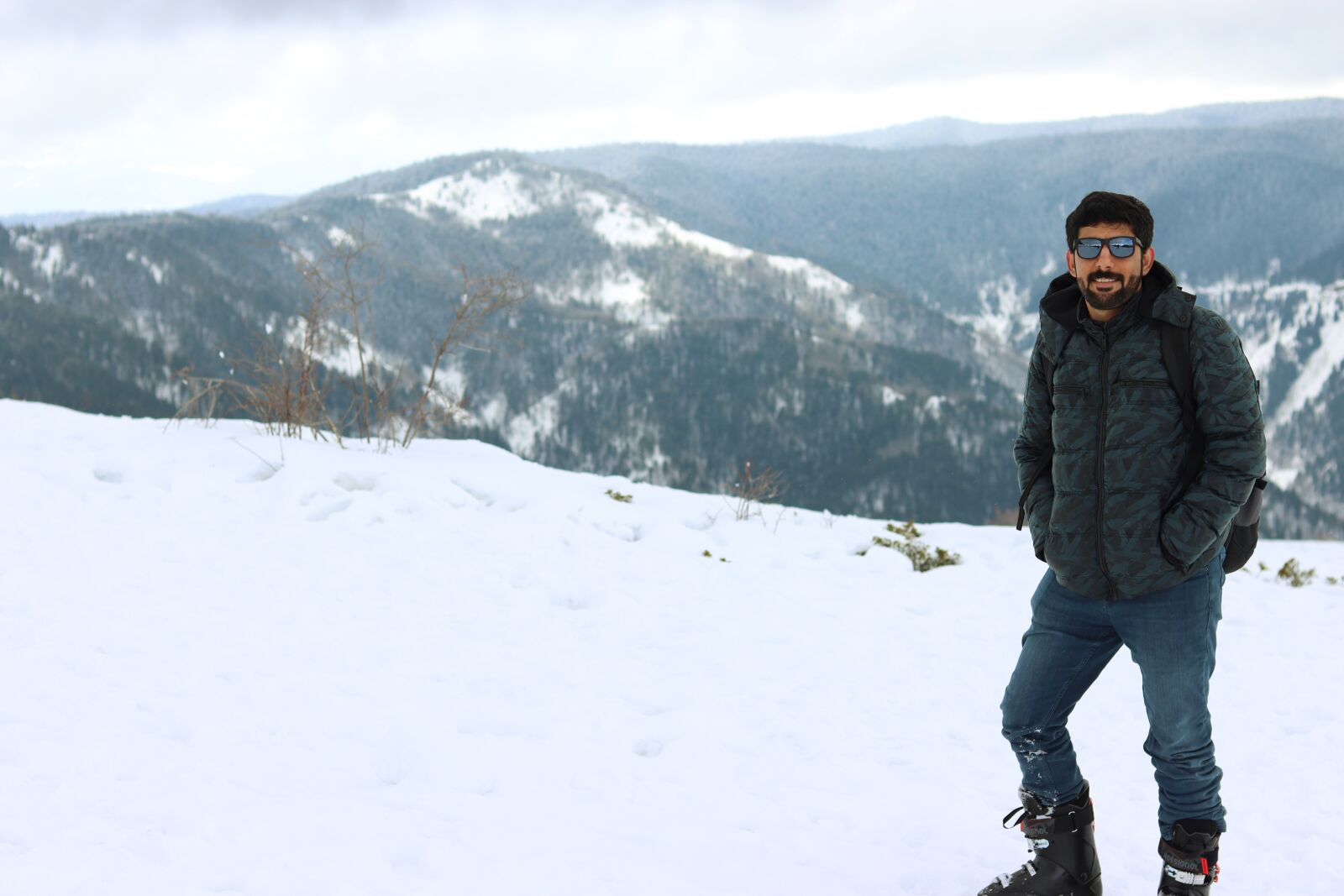 Canon EOS 77D (EOS 9000D / EOS 770D) + Canon EF 50mm F1.8 STM sample photo. Hiking, winter, cold photography
