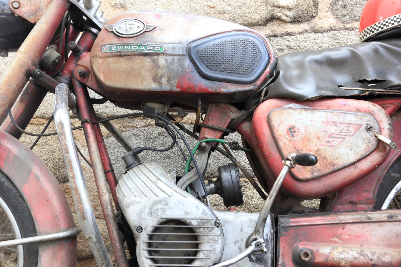 Canon EOS 550D (EOS Rebel T2i / EOS Kiss X4) sample photo. Portugal, evora, moped photography