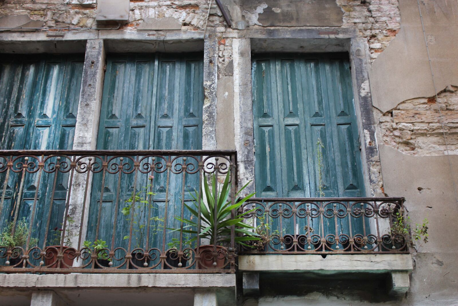 Canon EOS 600D (Rebel EOS T3i / EOS Kiss X5) sample photo. Balcony, old, door photography