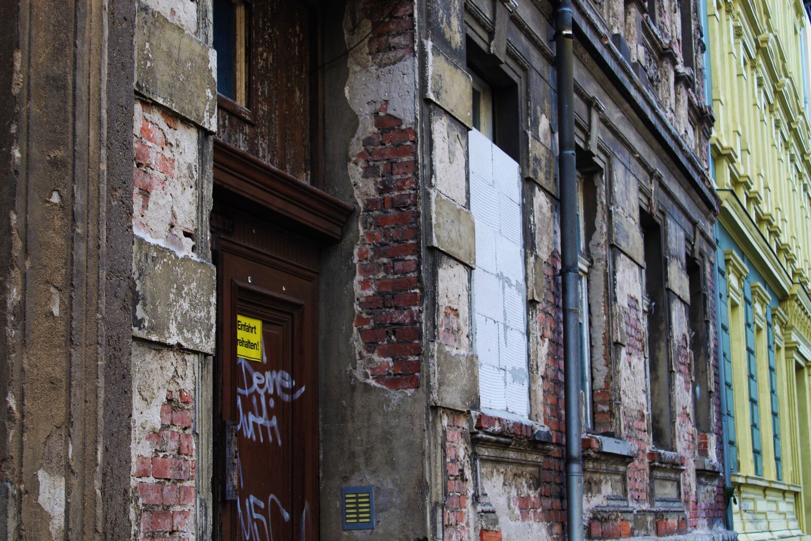Canon EOS 1300D (EOS Rebel T6 / EOS Kiss X80) sample photo. Decay, ruin, building photography