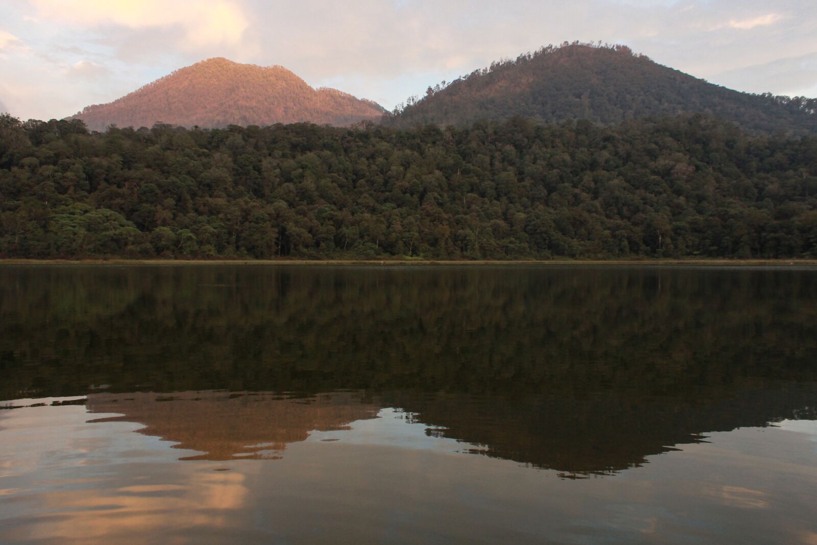 Canon EOS 600D (Rebel EOS T3i / EOS Kiss X5) sample photo. Mountains, lake, east java photography