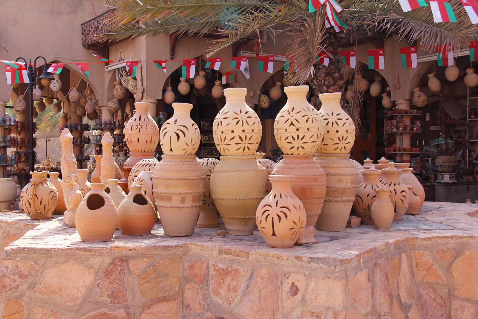 Canon EF-S 18-200mm F3.5-5.6 IS sample photo. Pottery, souvenir, traditional photography