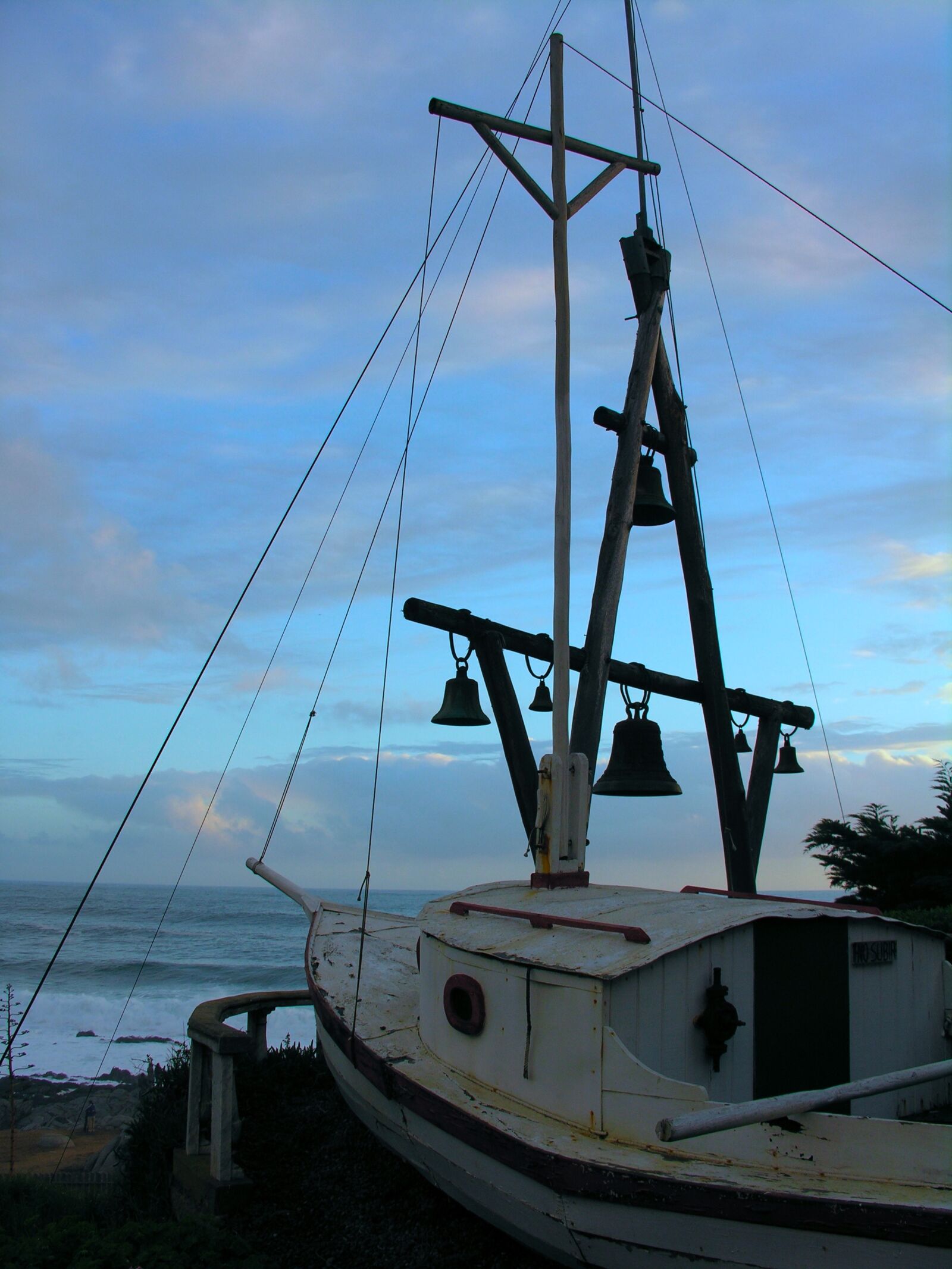 Nikon E8800 sample photo. Horizon, boat, bells photography