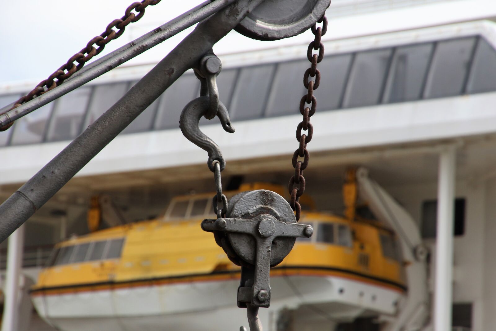 Canon EOS 7D Mark II sample photo. Chain, emergency, engine, holiday photography