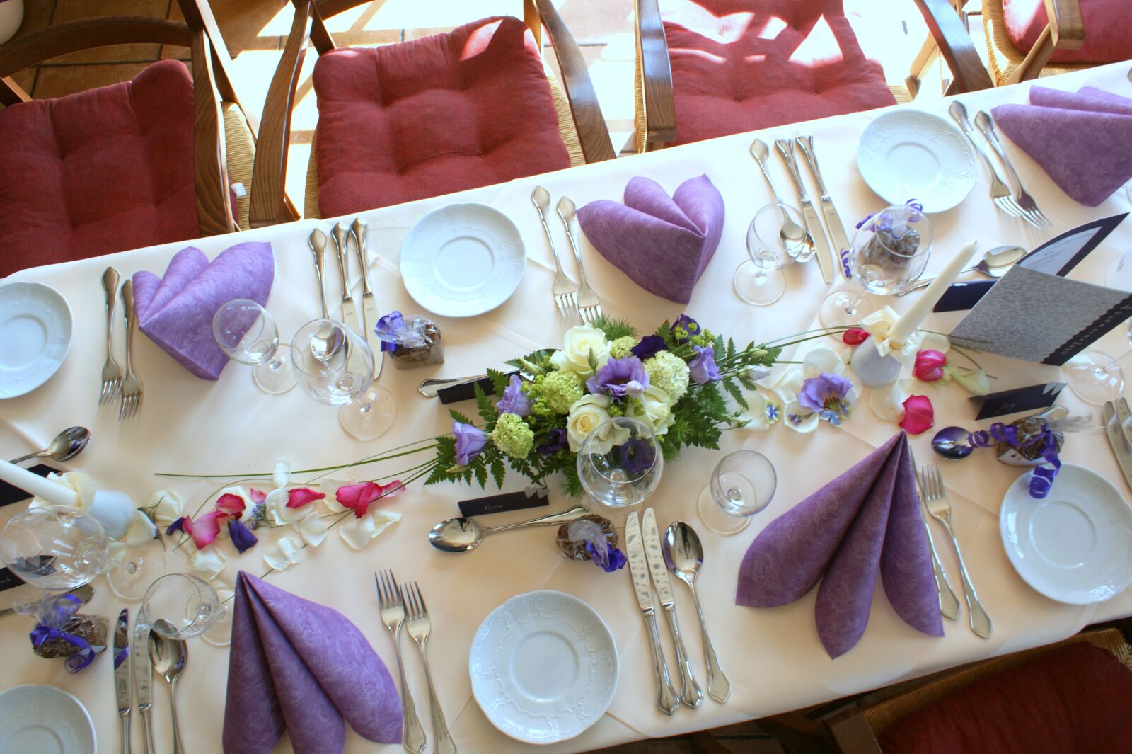 Sony Alpha DSLR-A350 sample photo. Table, covered, eat photography