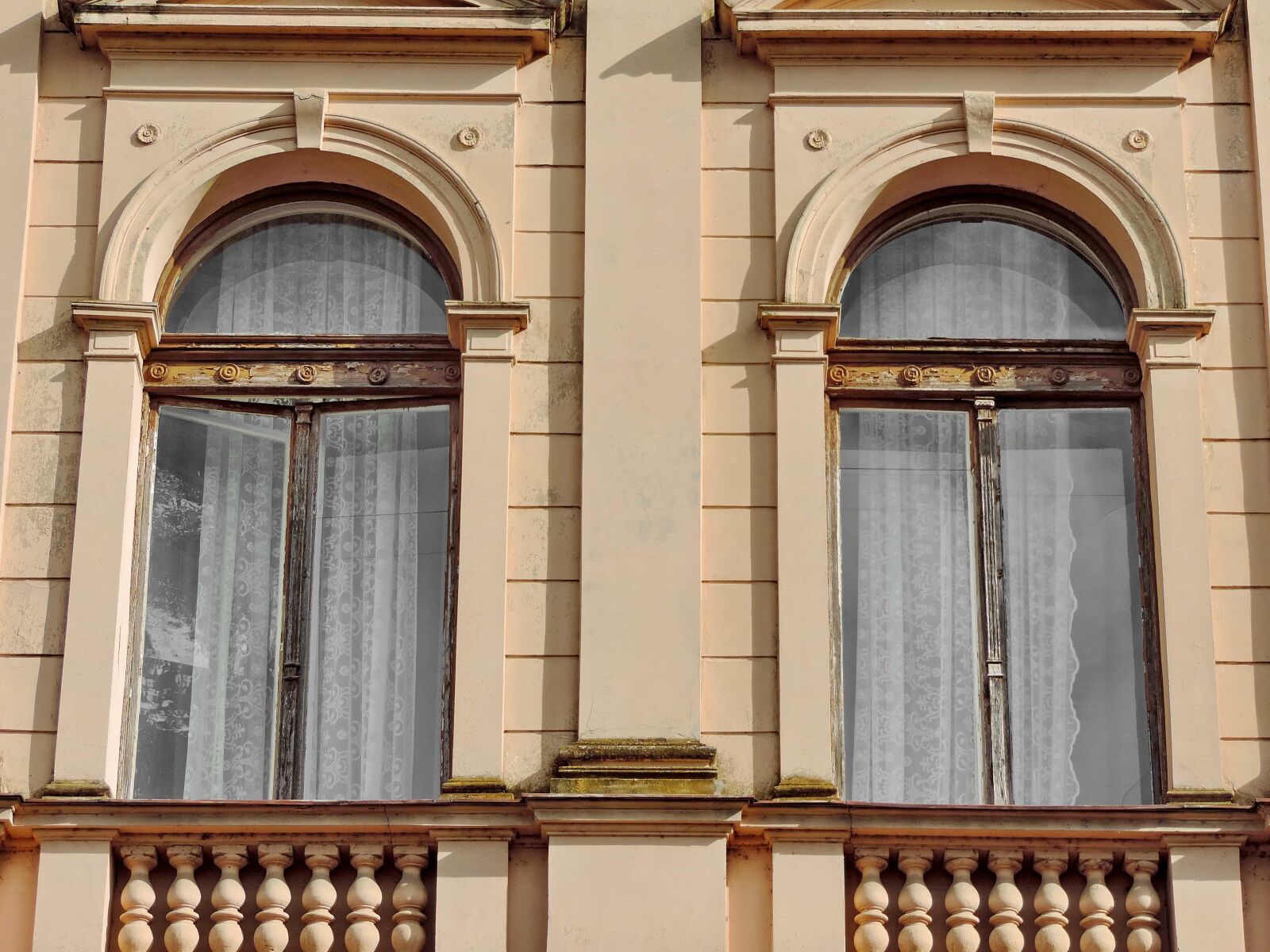 Nikon Coolpix P520 sample photo. Arches, windows, structure, facade photography