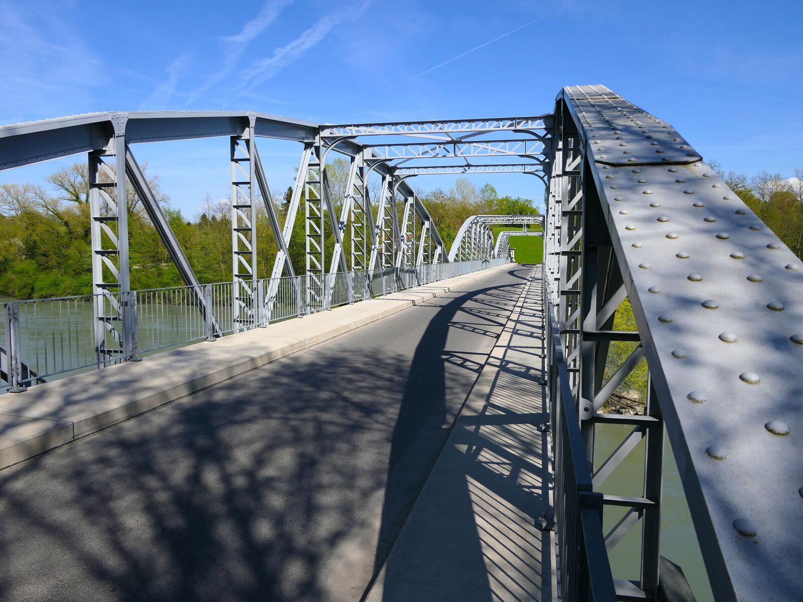Panasonic Lumix DMC-FZ2500 (Lumix DMC-FZ2000) sample photo. Bridge, metal, structure photography