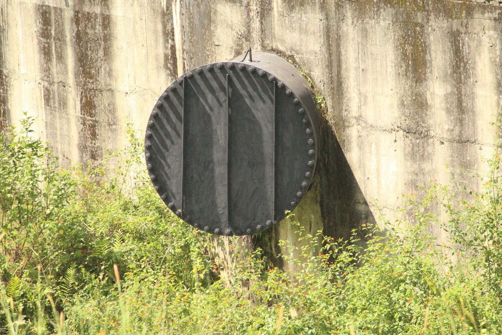 Canon EF-S 55-250mm F4-5.6 IS II sample photo. Pipes, pipe, wall photography