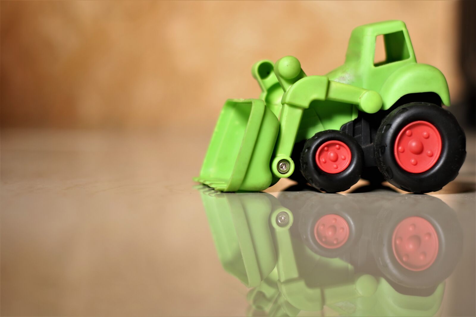 Canon EOS 750D (EOS Rebel T6i / EOS Kiss X8i) sample photo. Tractor, toy, vehicle photography