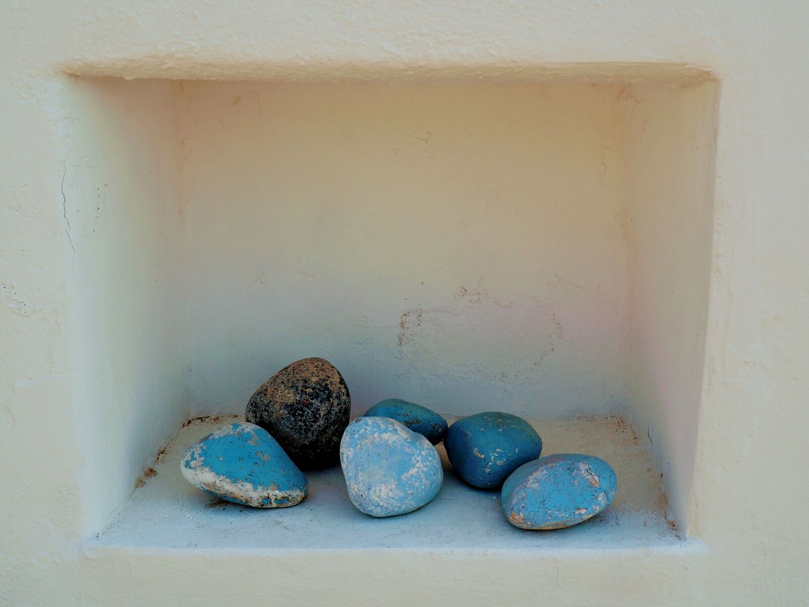 Olympus OM-D E-M10 II sample photo. Stones, blue, white photography