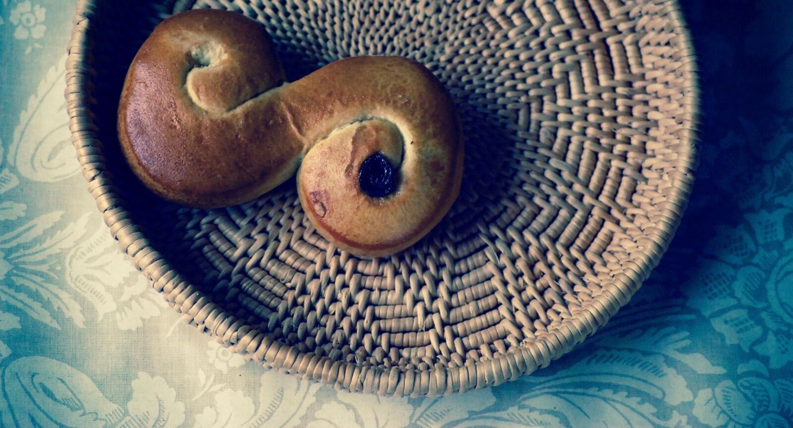Nikon D40X sample photo. Bun, saffron bun, christmas photography