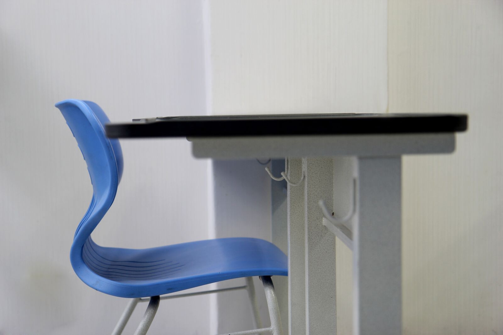 Canon EOS 60D sample photo. Desk, chair, school photography