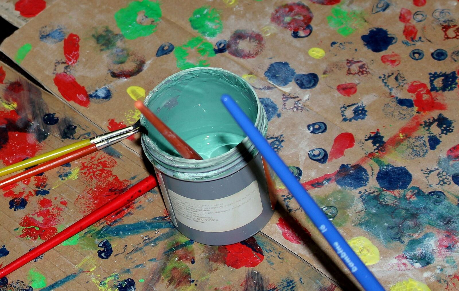 Canon EOS 1200D (EOS Rebel T5 / EOS Kiss X70 / EOS Hi) sample photo. Paint, brushes, painting photography
