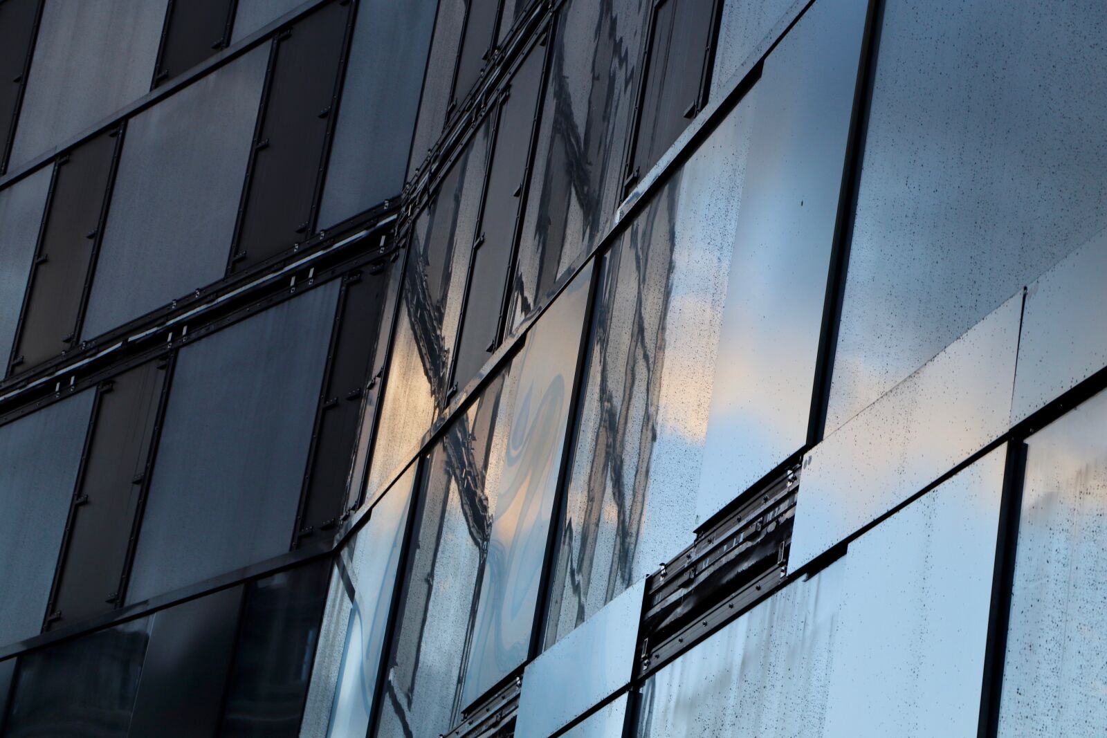 Canon EOS 800D (EOS Rebel T7i / EOS Kiss X9i) sample photo. Building, reflection, sky photography