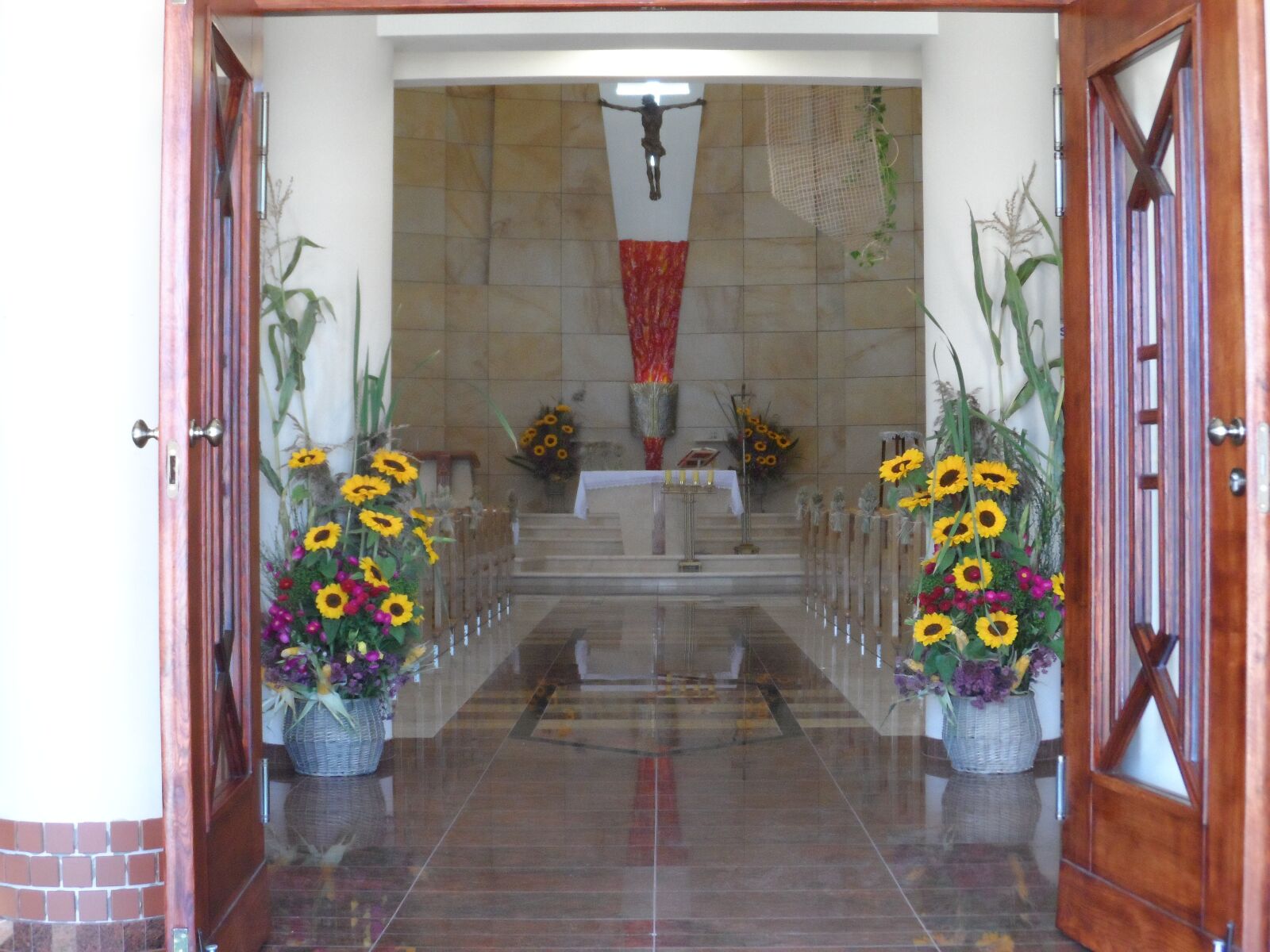 Samsung WB150 / WB150F / WB152 / WB152F / WB151 / WB151F / WB140 sample photo. Church, entrance, the door photography