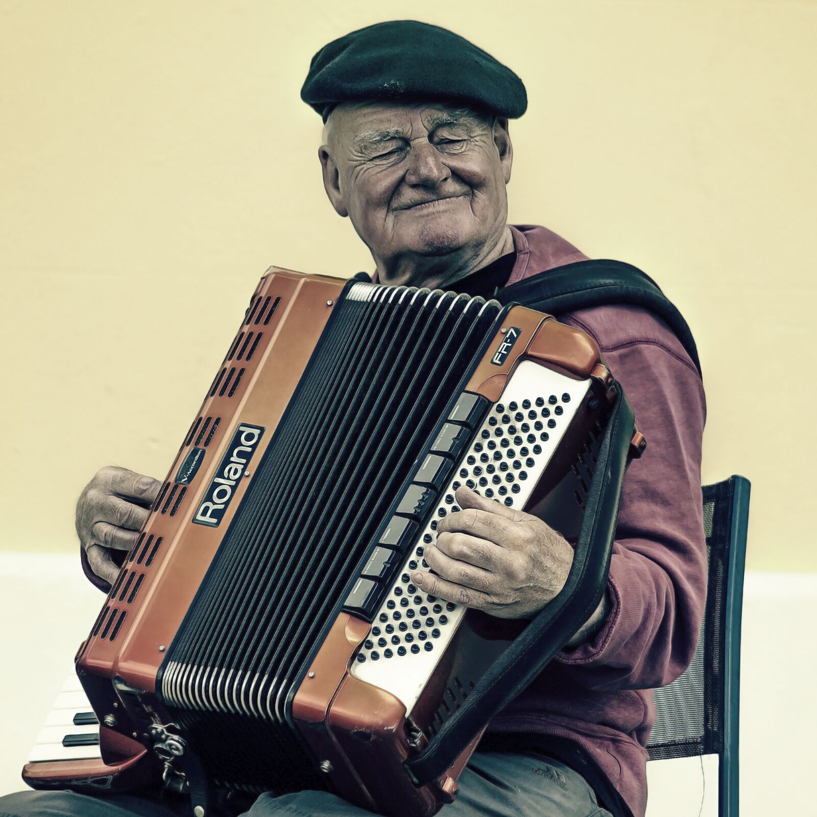 Canon EOS 550D (EOS Rebel T2i / EOS Kiss X4) + Canon EF 75-300mm f/4-5.6 sample photo. Accordion, elderly, man photography