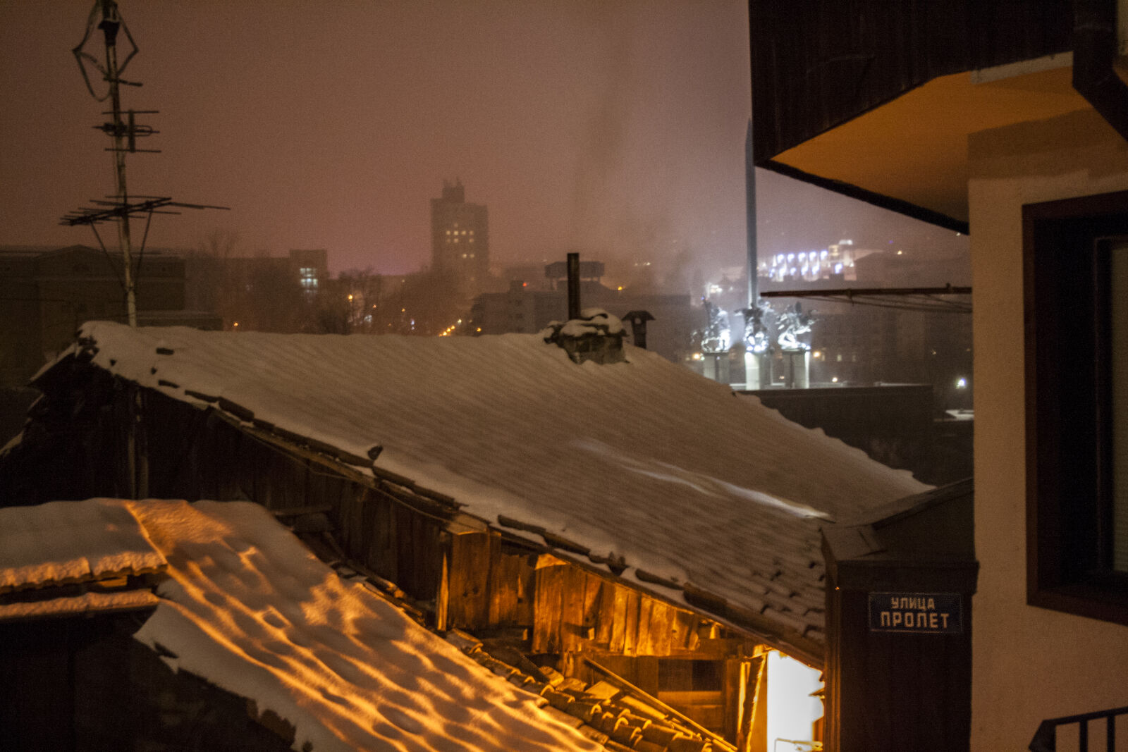 Canon EF-S 18-55mm F3.5-5.6 II sample photo. Smoking, chimney, snowy, roofs photography
