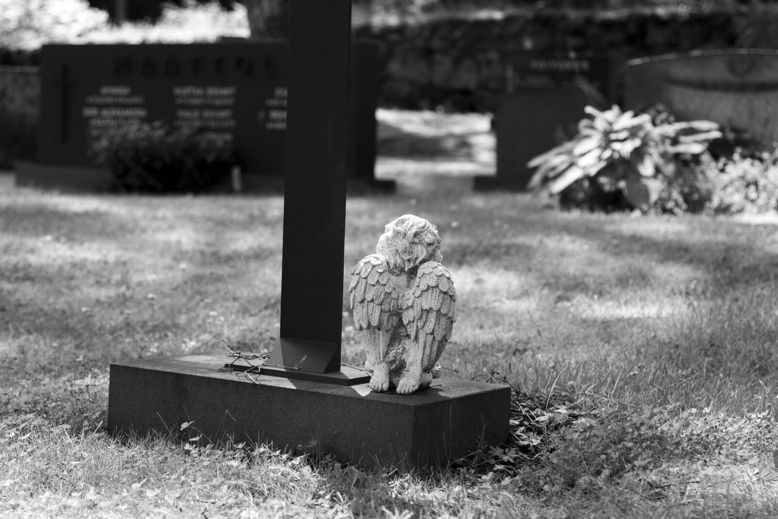 Canon EOS 70D + Canon EF 24-105mm F4L IS USM sample photo. Grayscale, cemetery, statue photography