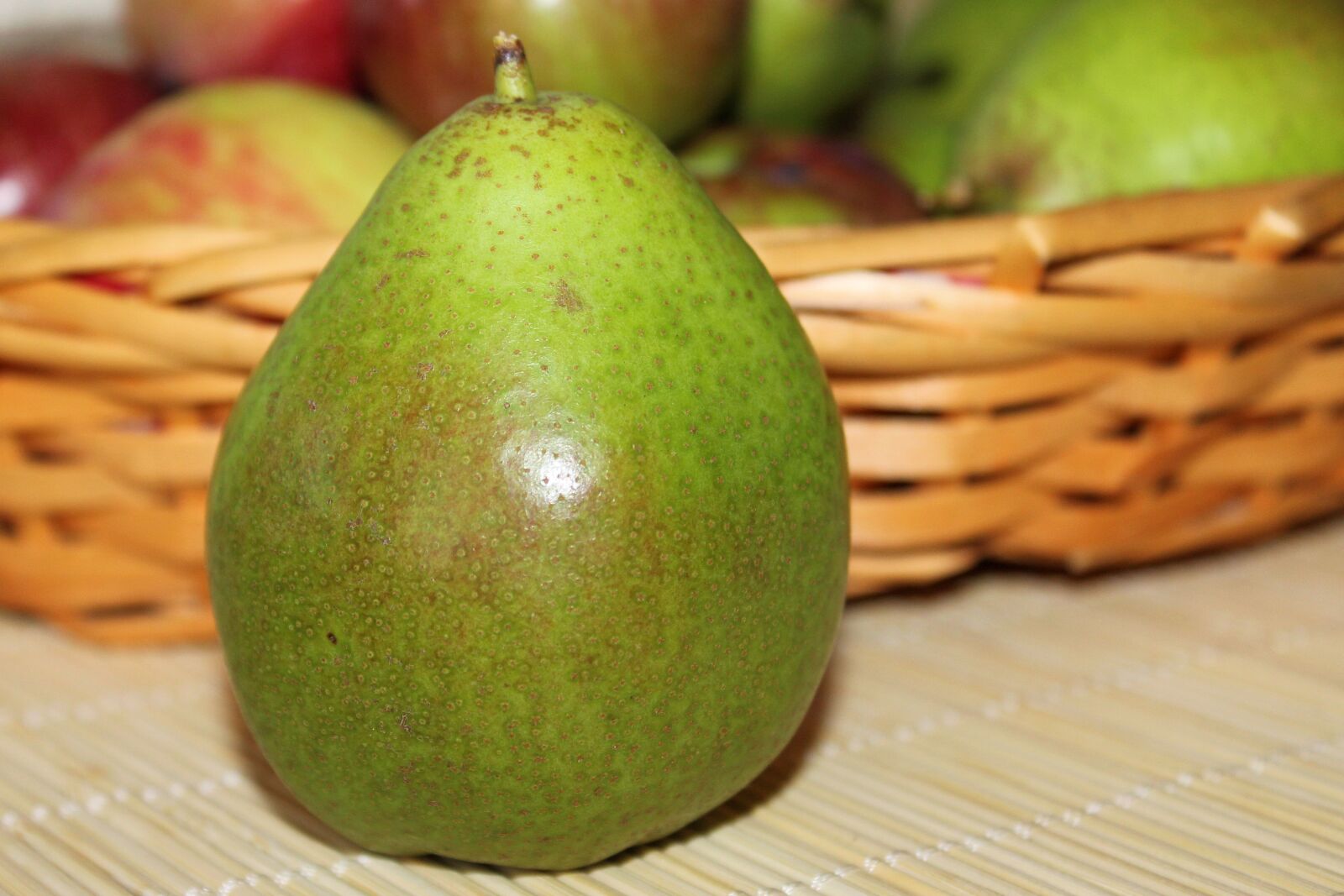 Canon EOS 600D (Rebel EOS T3i / EOS Kiss X5) sample photo. Pear, fruit, red photography