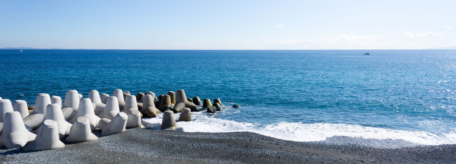 Sony Alpha NEX-5N + Sony E 16mm F2.8 sample photo. Waters, sea, natural photography