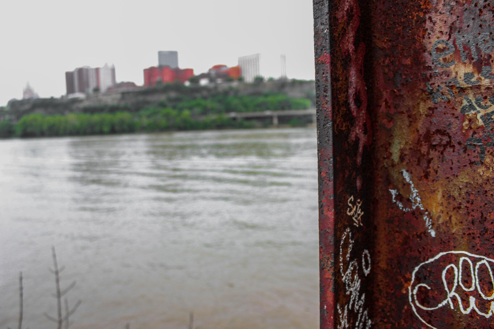 Canon EOS 600D (Rebel EOS T3i / EOS Kiss X5) sample photo. City, focus, graffiti, river photography