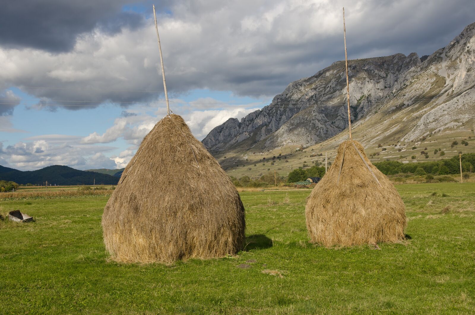 Nikon D7000 sample photo. Sheaves, hay, campaign photography