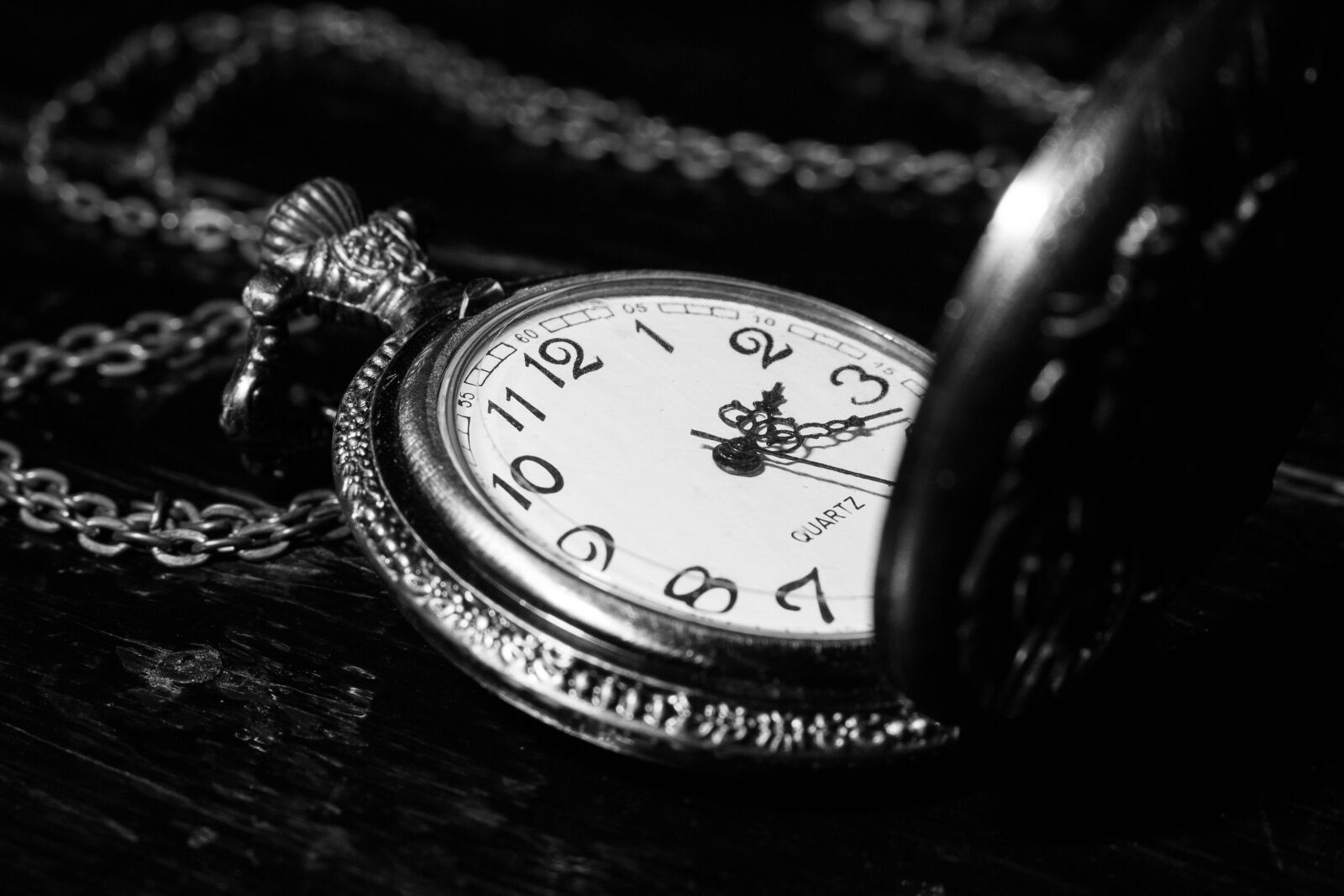 Canon EOS 700D (EOS Rebel T5i / EOS Kiss X7i) sample photo. Time, chain, clock photography