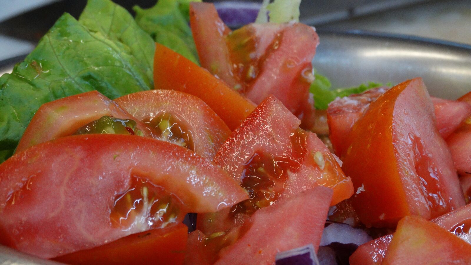Sony Cyber-shot DSC-HX300 sample photo. Tomato, lettuce, salad photography