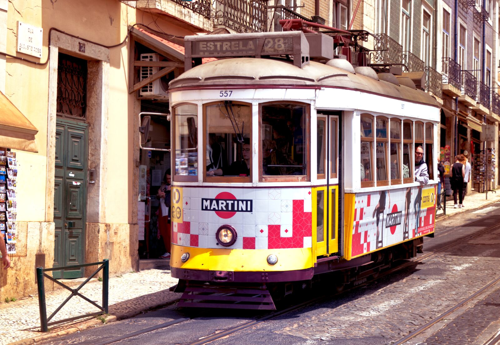 Canon EF-S 18-135mm F3.5-5.6 IS USM sample photo. Lisbon, portugal, tram photography