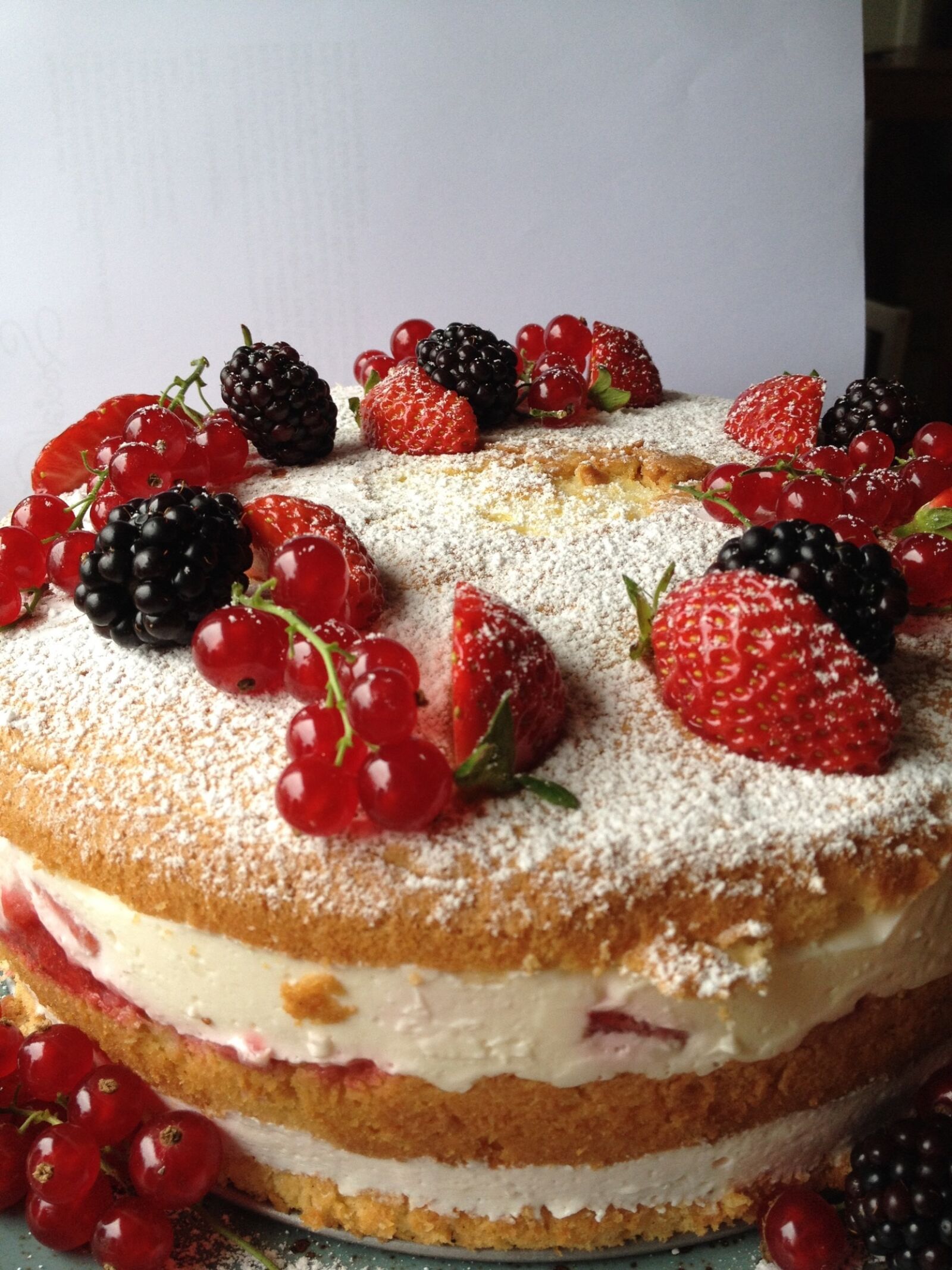 iPhone 4S back camera 4.28mm f/2.4 sample photo. Cake, birthday cake, naked photography