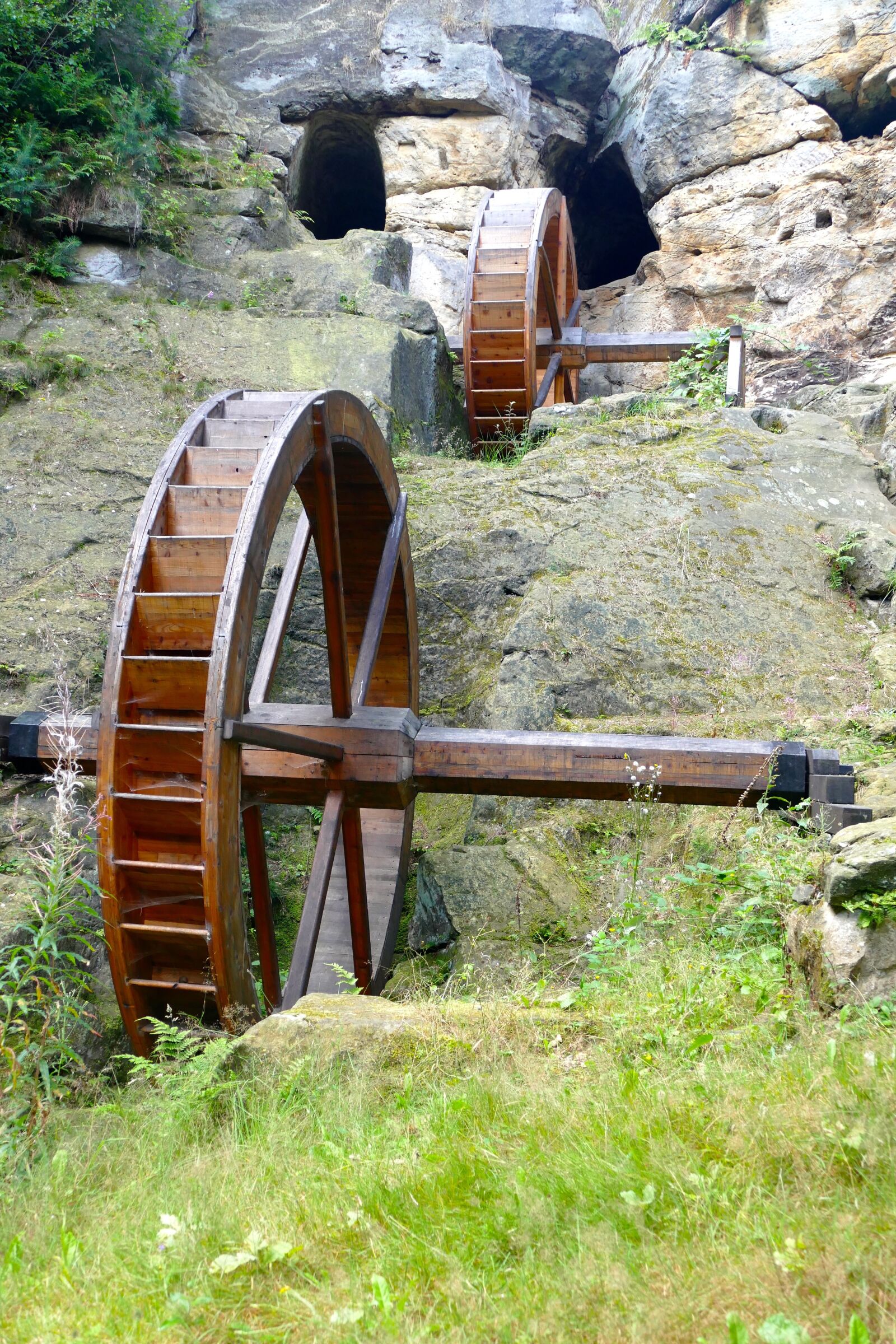 Panasonic Lumix DMC-FZ1000 sample photo. Nature, landscape, wooden wheels photography
