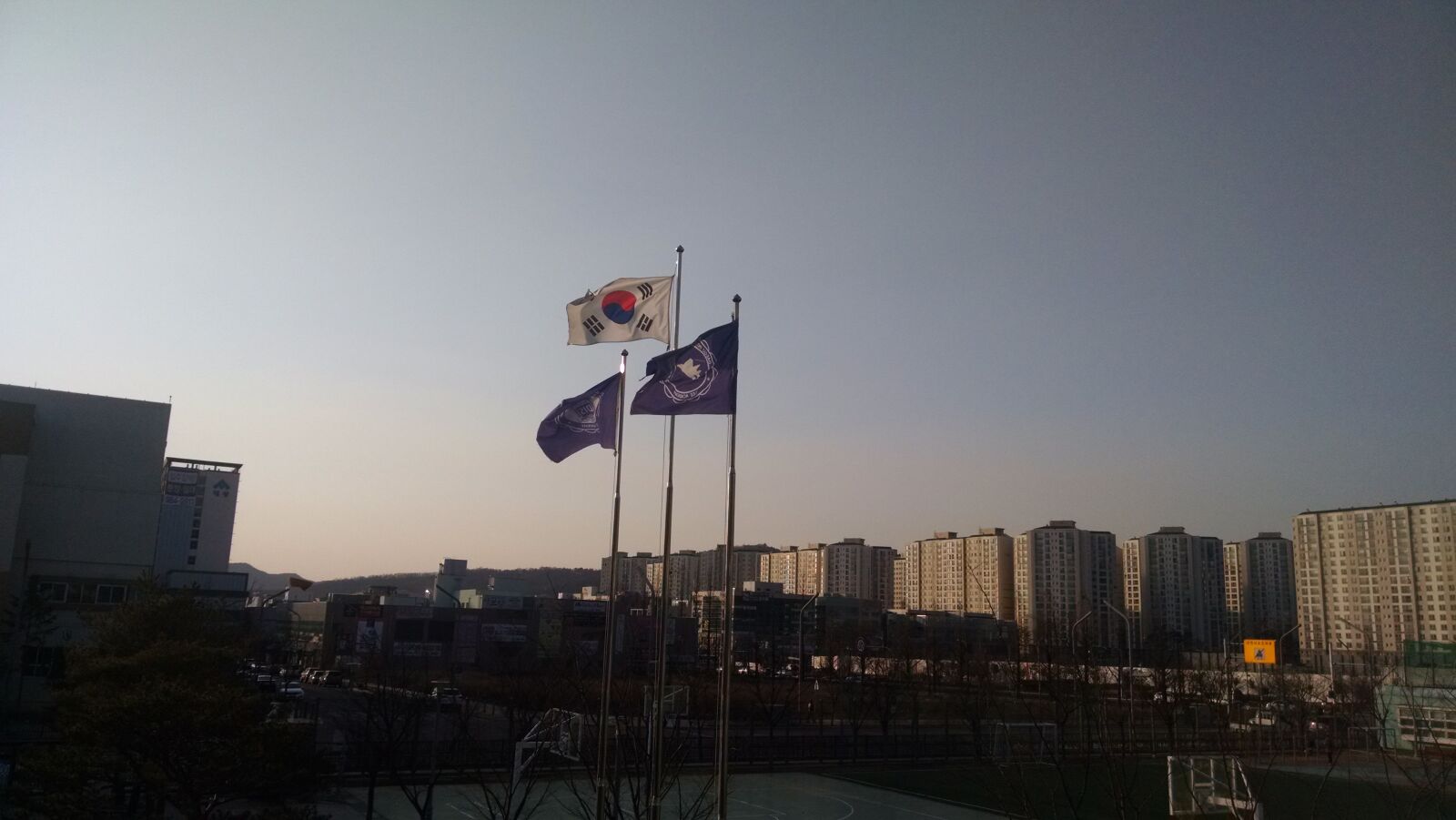 QCOM-AA QCAM-AA sample photo. City, flag, symbol, wind photography